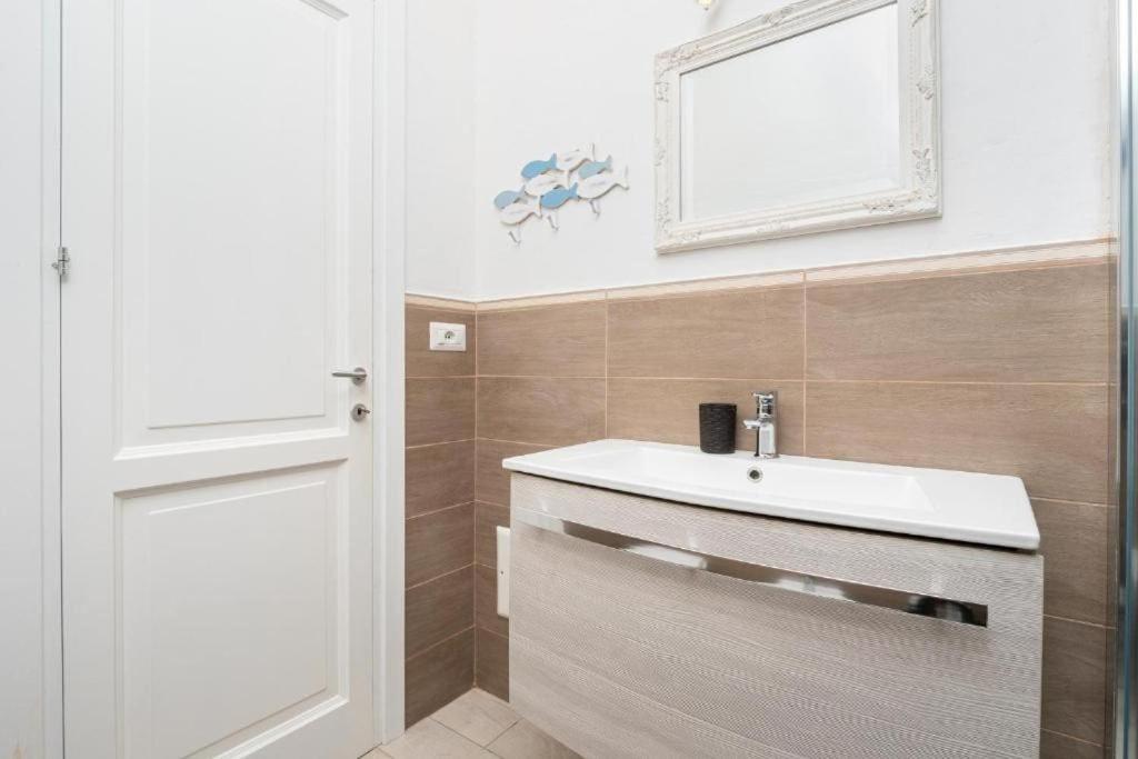 Bellissimo Appartamento Con Veranda Privata Al Centro Di Porto Rotondo Kültér fotó
